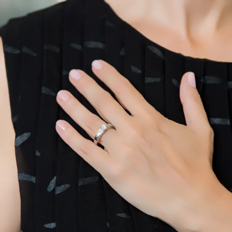 Anillo-en-oro-blanco-de-18K-con-diamantes-tipo-Alianza-de-Compromiso-Ref-21235-3