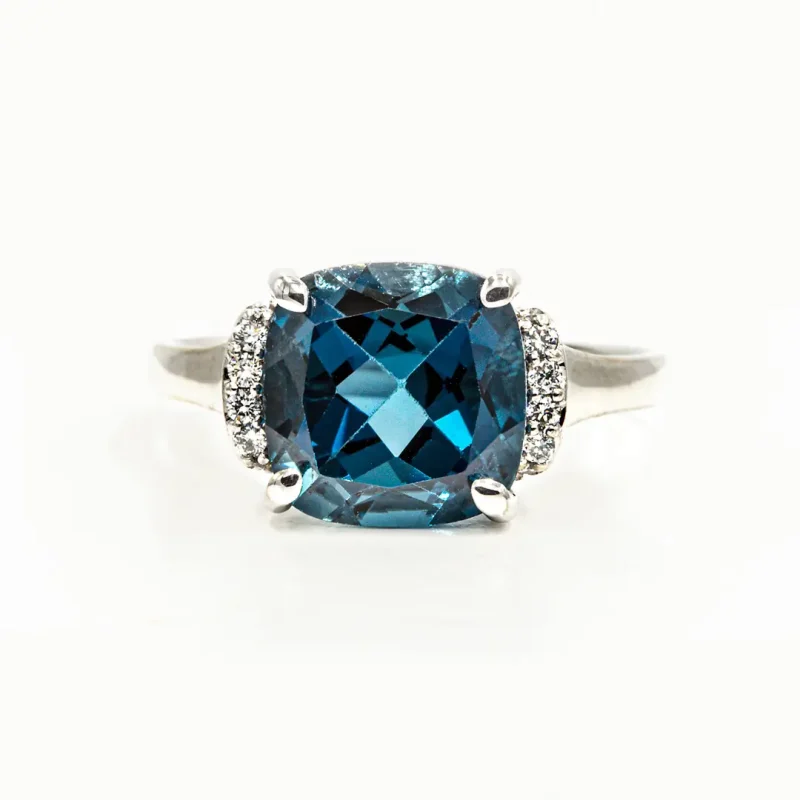 Anillos-en-oro-blanco-18K-con-piedra-de-color-Topacio-azul-Ref-11058-1 Anillos con Piedra de Color