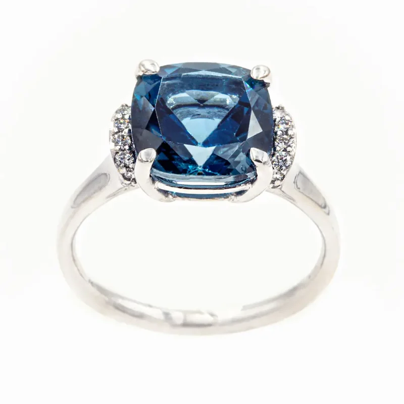 Anillos-en-oro-blanco-18K-con-piedra-de-color-Topacio-azul-Ref-11058-2