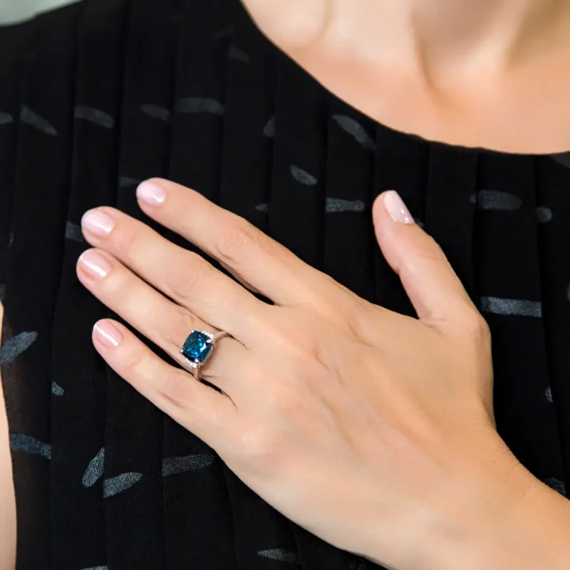 Anillos-en-oro-blanco-18K-con-piedra-de-color-Topacio-azul-Ref-11058-3