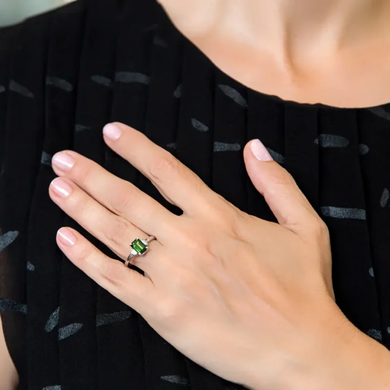 Anillos-en-oro-blanco-18K-con-piedra-de-color-Turmalina-Verde-Ref-11063-3