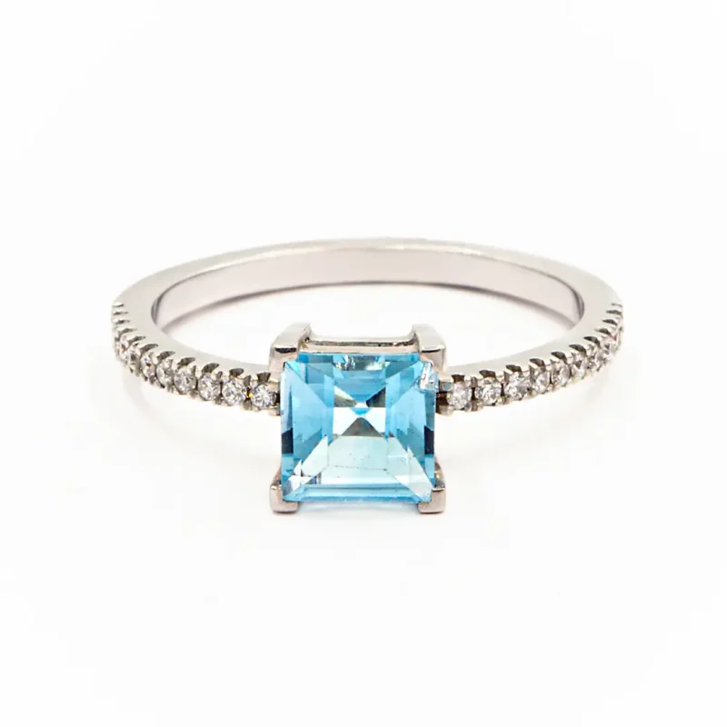 Anillos-en-oro-blanco-de-18K-con-piedra-de-color-Topacio-Azul-y-diamantes-Ref-35516-1 Anillos con Piedra de Color